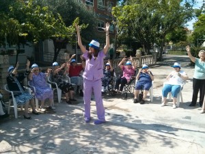 Haciendo gimnasia en el jardín